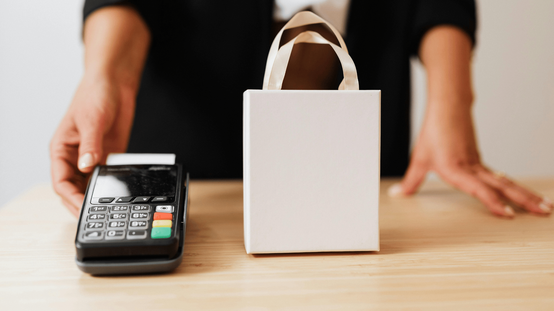 Contactless payment with POS terminal and shopping bag