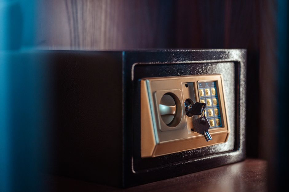 Electronic safe box with keys inserted